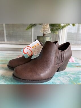 NWT BareTraps Reaghan Brown Ankle Booties 7W Ultra Comfort Faux Leather